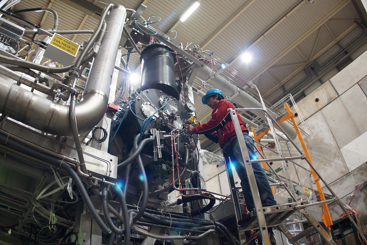 CERNでCOMPASS大型偏極ターゲットを調整する堂下典弘助教