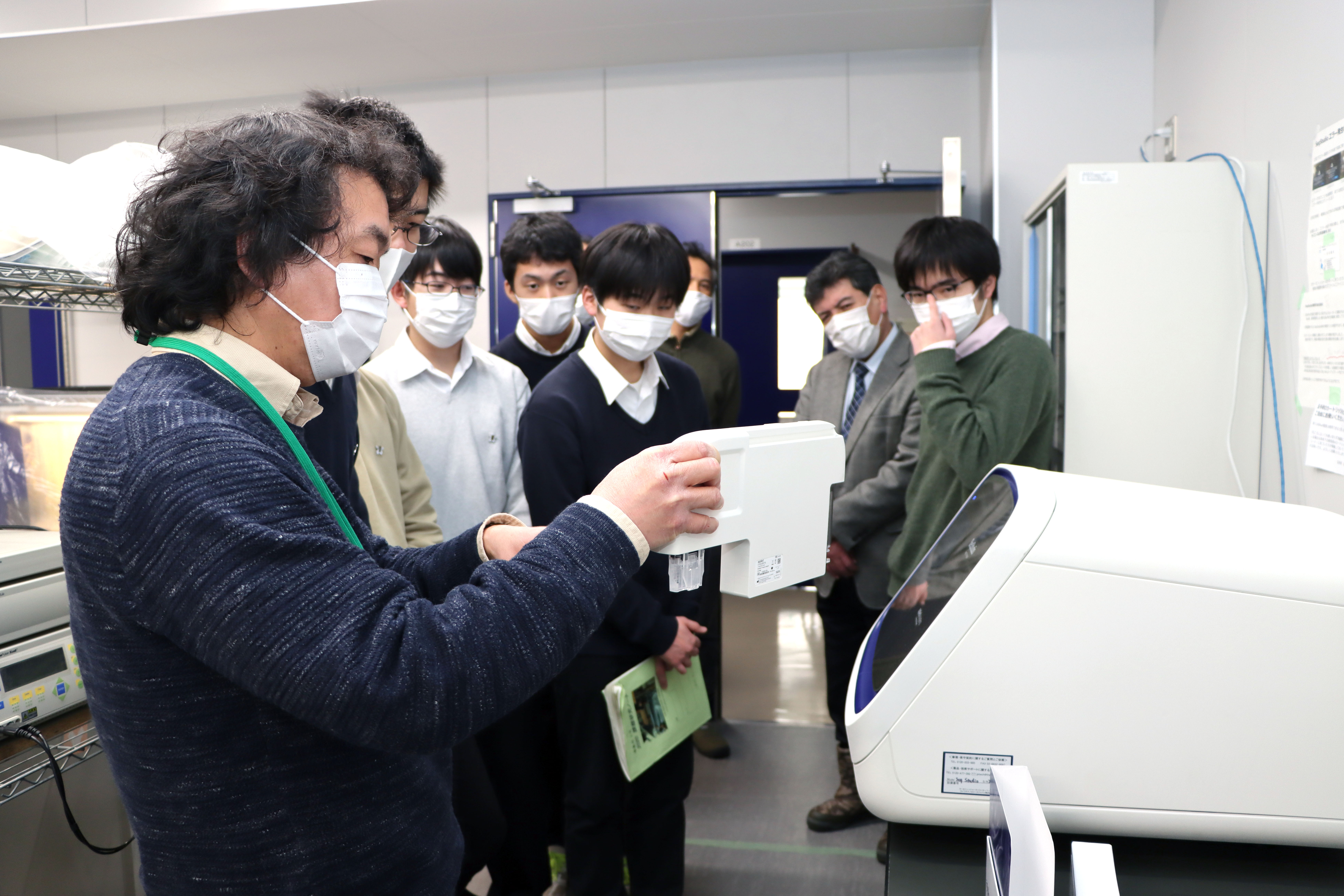 装置見学：横山潤部門長（手前）