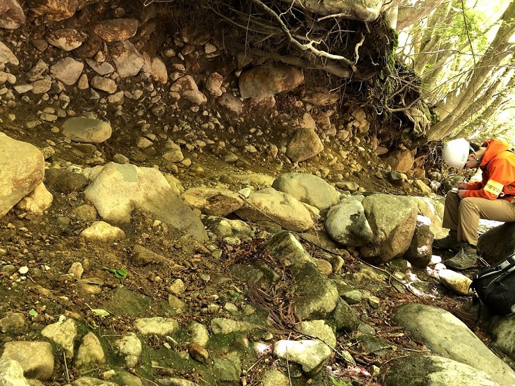図5　野外で観察される過去の泥流堆積物の写真（右は伴研究室の学生、川嶌さん）