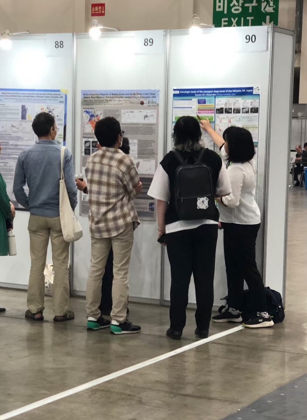 山形大学大学院理工学研究科大学院博士前期課程2年生の大木可夏子さんが韓国・釜山で行われたIGC2024で蔵王火山の最新活動期に噴出した溶岩に関する研究についてポスター発表を行いました